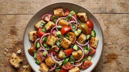Italiaanse broodsalade met tomaat