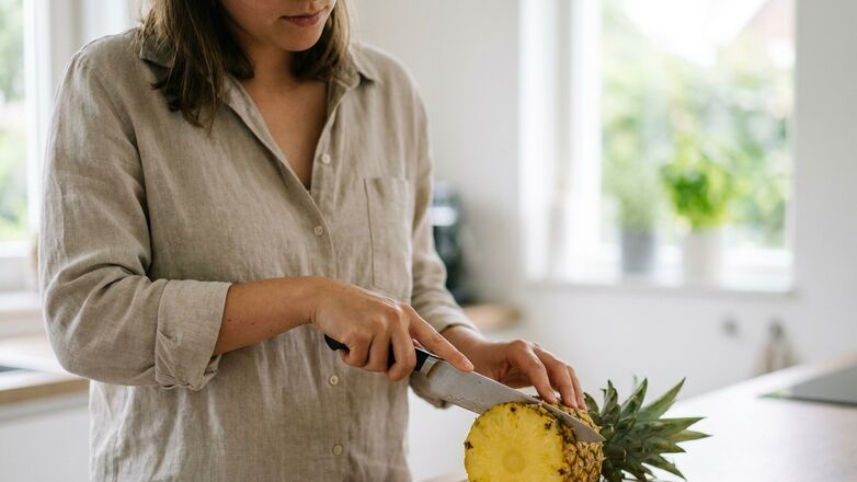 Zo snijd je een ananas in een paar minuten