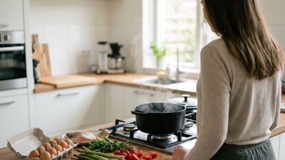 Wat is het verschil tussen koken, sudderen en pocheren?
