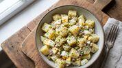 Klassieke aardappelsalade met ei en augurk