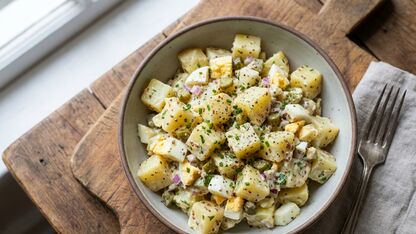 Klassieke aardappelsalade met ei en augurk